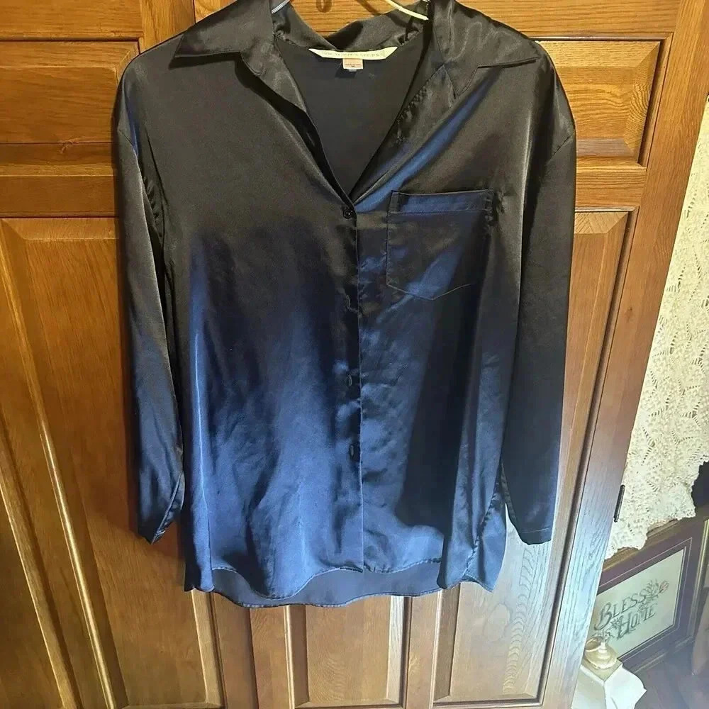 VICTORIA'S SECRET Long Sleeve Navy Silky Pajama M Button Up Shirt Pocket‎